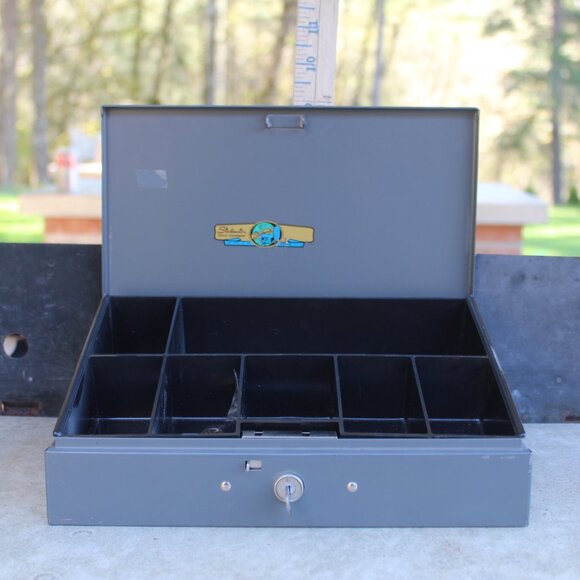 Vintage Locking Cash Box With Key - Picture 5 of 7